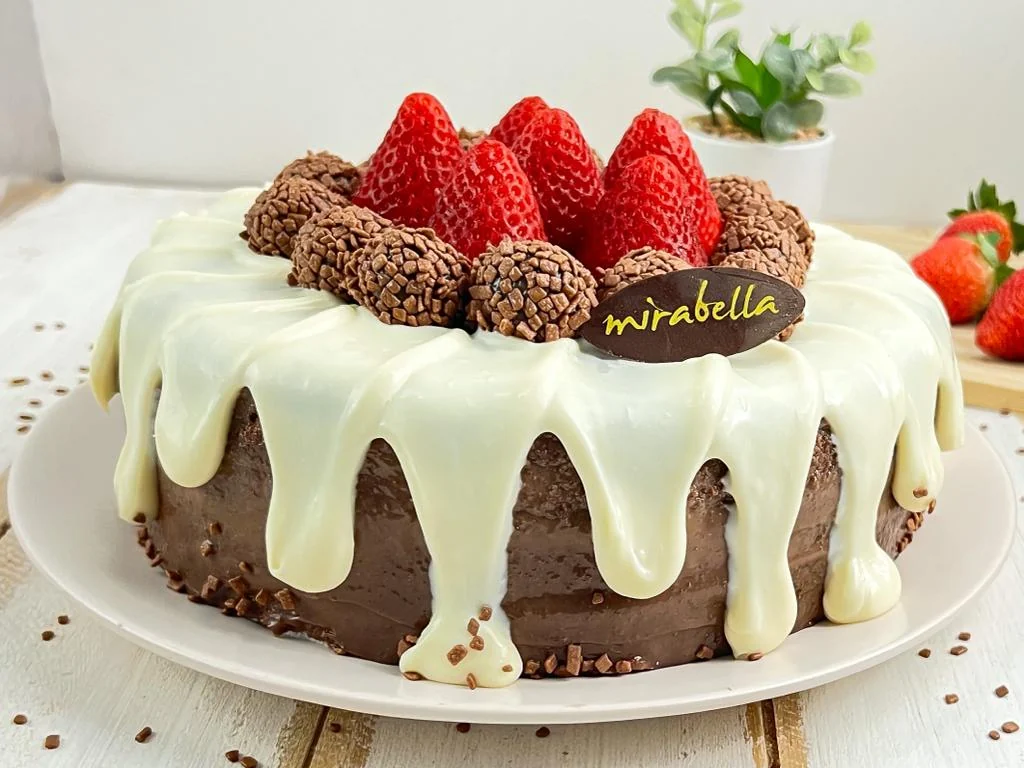 Bolo branco com morangos da Doceria Mirabella