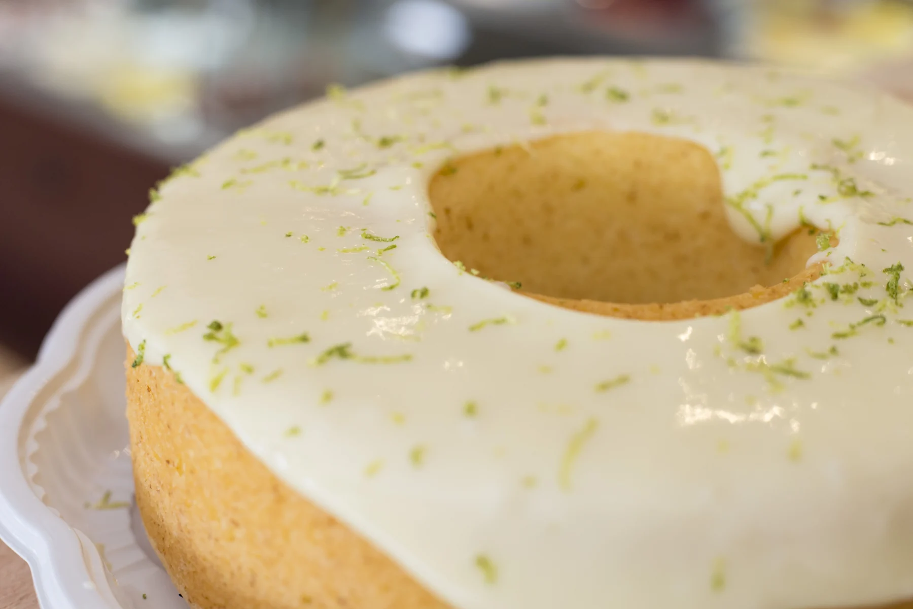 Bolo caseiro claro da Doceria Mirabella servido em prato branco