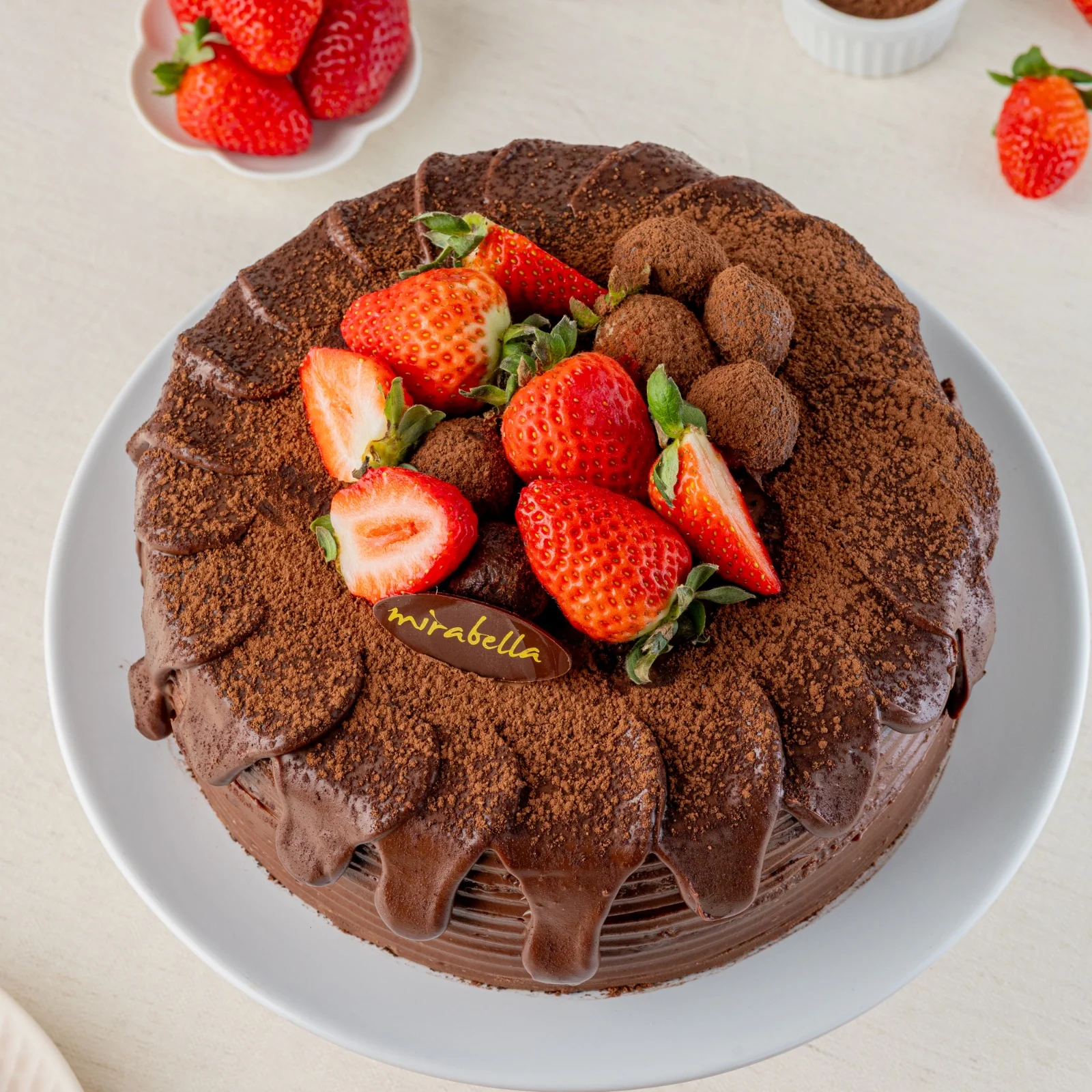 Bolo de chocolate com morangos preparado pela Doceria Mirabella