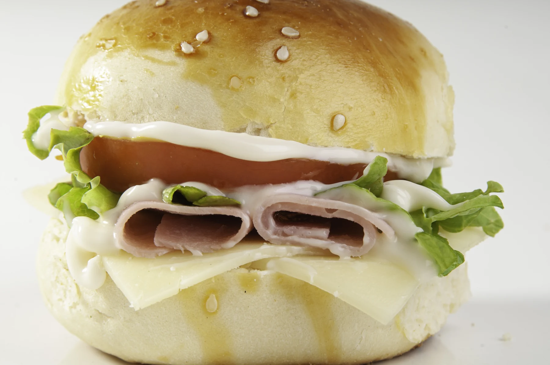 Lanche artesanal com presunto, queijo e salada da Doceria Mirabella