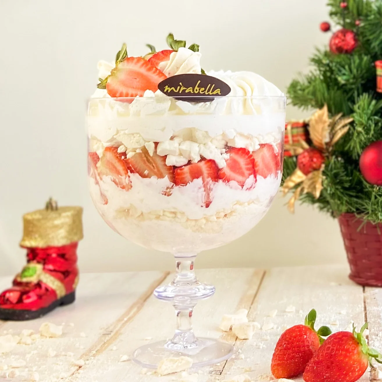 Sobremesa de morango da Doceria Mirabella em composição de celebração