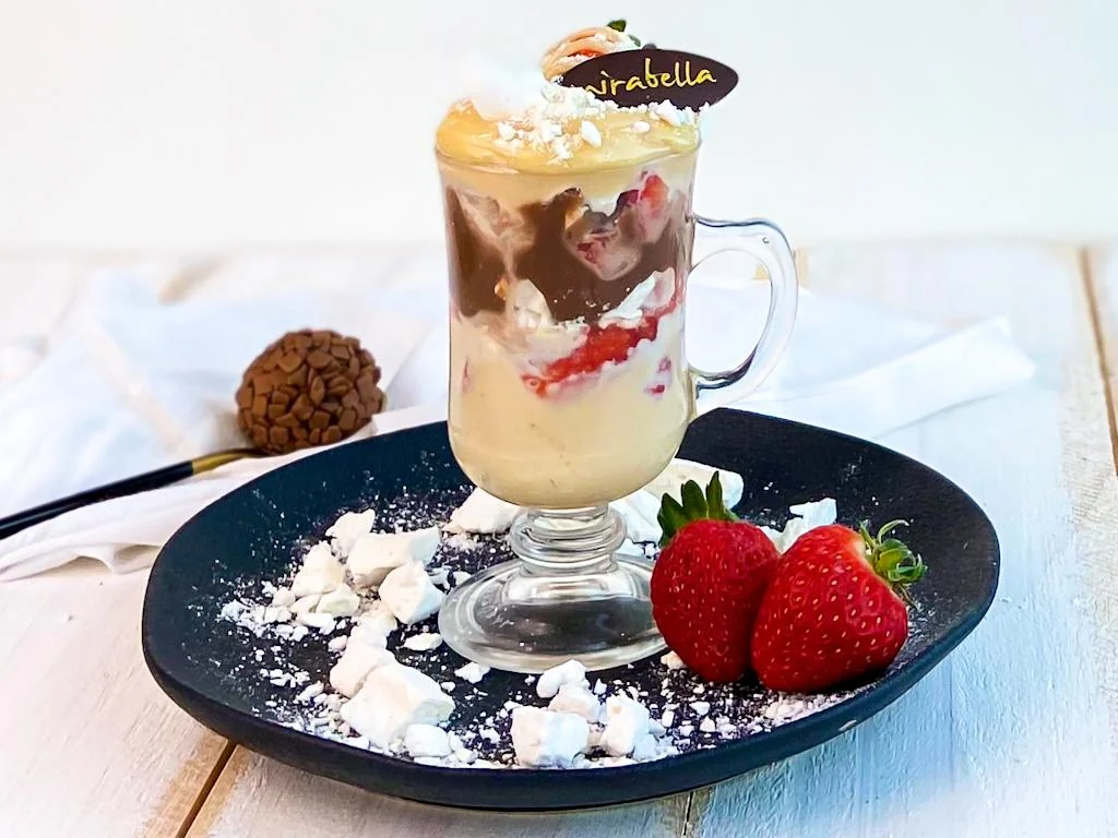 Sobremesa em taça com chocolate e morangos da Doceria Mirabella
